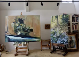Schilderijen tentoongesteld in het atelier van een kunstenaar