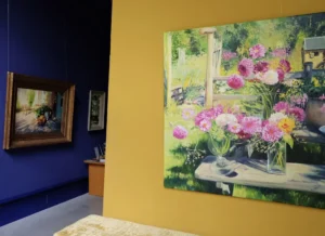 Verlichte expositieruimte met schilderijen aan de muur