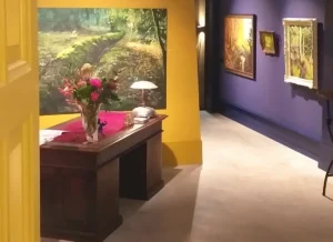 Moderne kunst aan de muur van een galerie