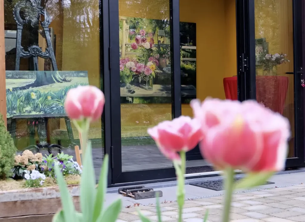 Nabijbeeld van de ingang van het atelier