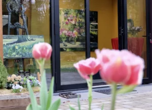 Nabijbeeld van de ingang van het atelier