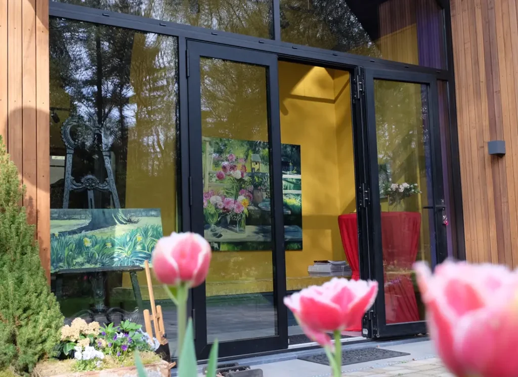 Vooraanzicht van het ateliergebouw met ingang