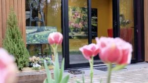 Nabijbeeld van de ingang van het atelier